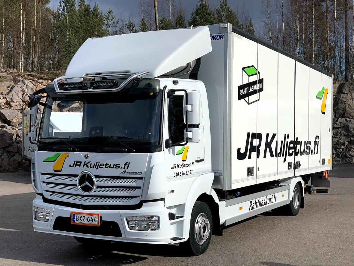 Kuvassa Roof Bar Mercedes-Benz Atego 2,3m (ClassicSpace)